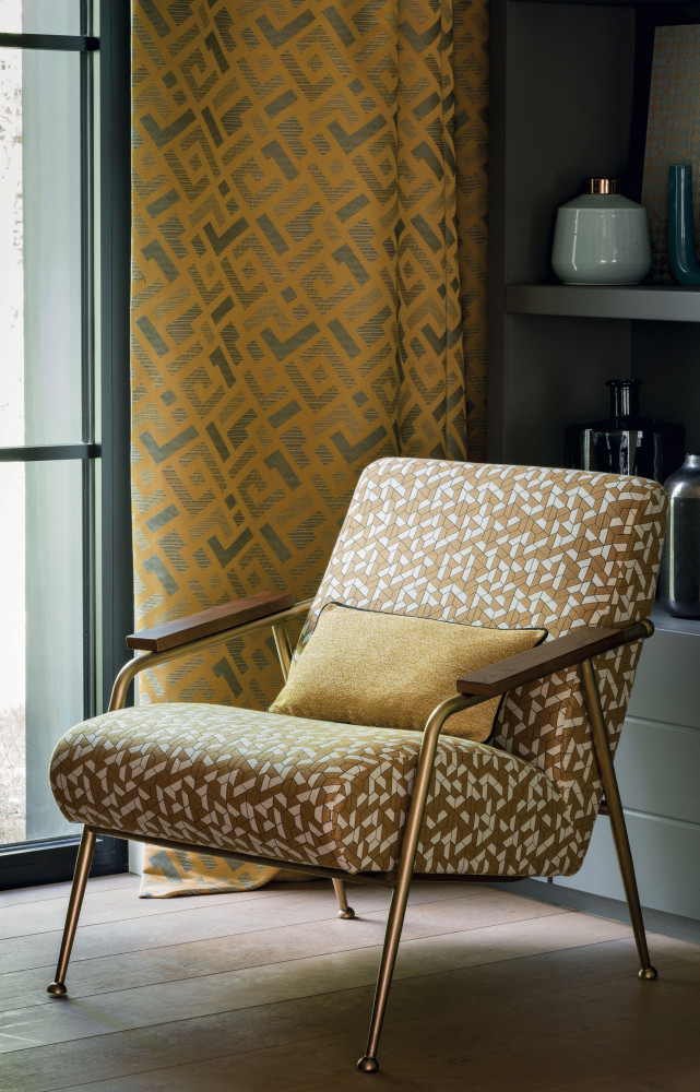 Collection contract non feu « Visconti ». Rideau en jacquard sur une base de satin de polyester...