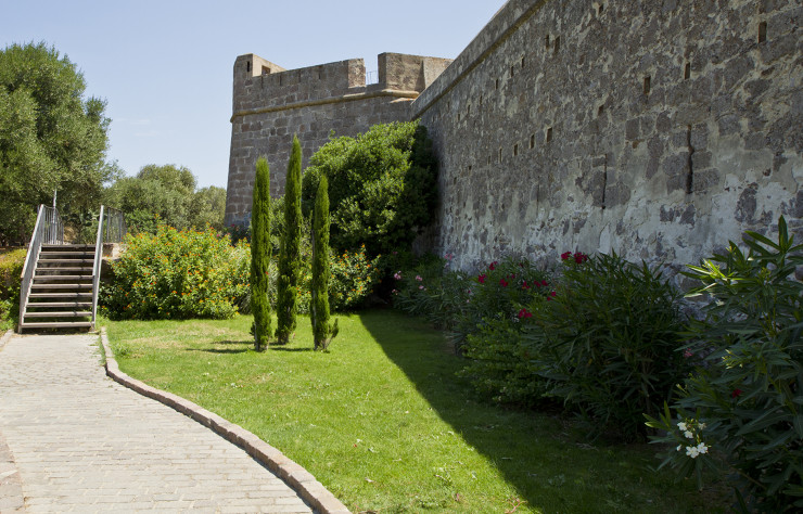 A Carloforte, les anciennes fortifications militaires participent au charme du village.