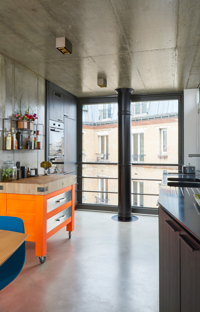 La cuisine est attenante à la salle à manger située au dernier étage. Rangement billot orange (Chabret).