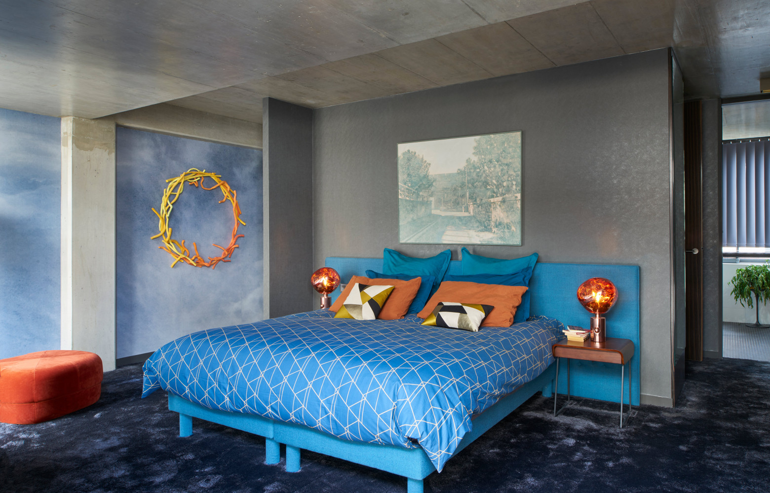 La chambre des propriétaires joue sur une harmonie de bleus qui résonne avec la fresque murale. Lampes...