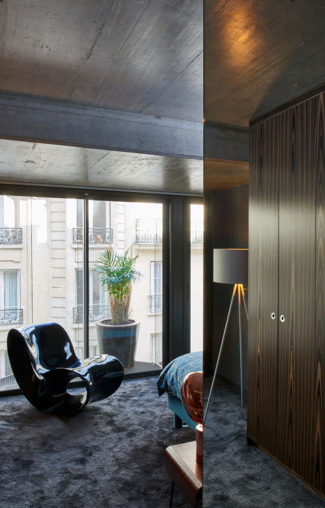 Dans un coin de la chambre principale, rocking-chair Voido de Ron Arad (Magis).