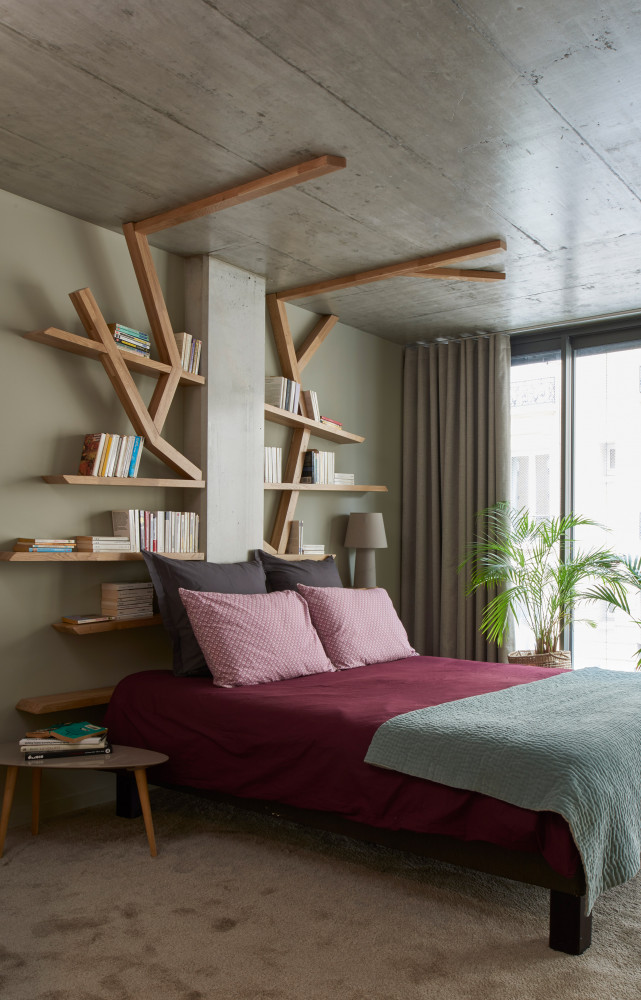 Les amis de passage sont invités à dormir au pied de « l’arbre », une tête de lit-bibliothèque dessinée...