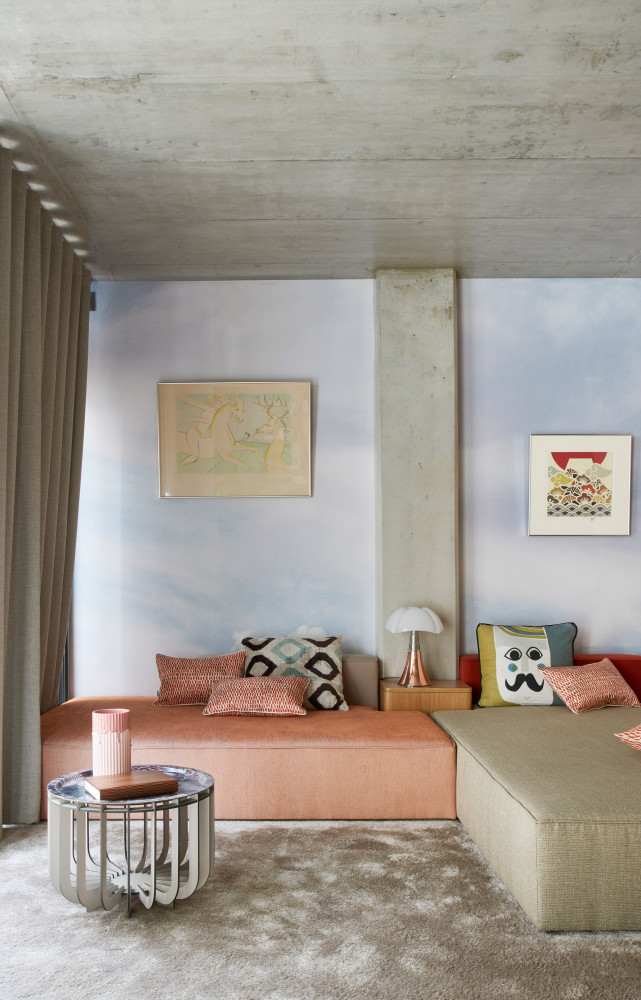 Dans le petit salon du 1er étage, canapé et table Cube sur mesure de Selig & Renault (Azéa), coussins Les-Ottomans,...