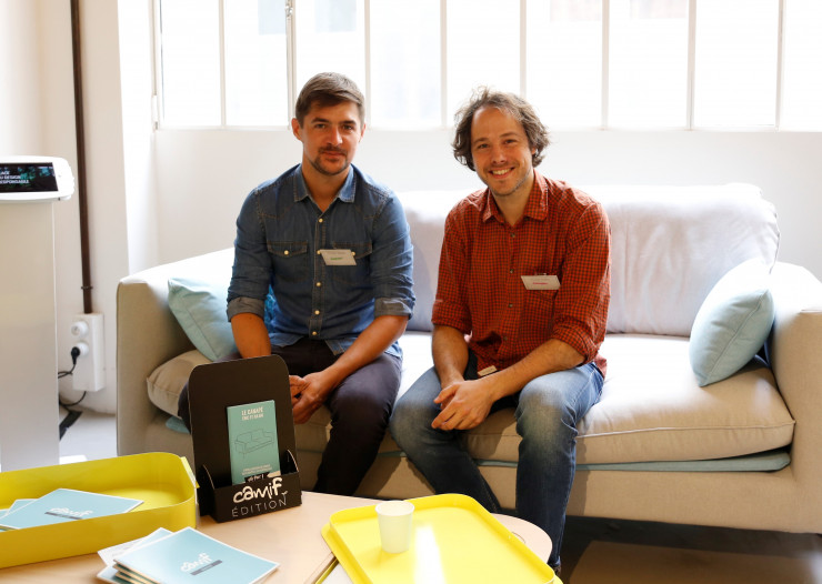 Florian, le designer, et Thomas, le fabricant, heureux de présenter leur co-création.