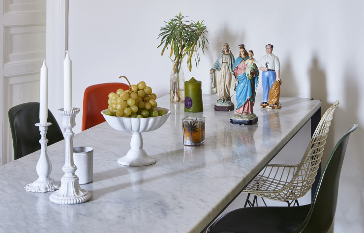 Table sur mesure en acier et marbre blanc signée PCDA. Chaises originales de Charles et Ray Eames (Vitra).