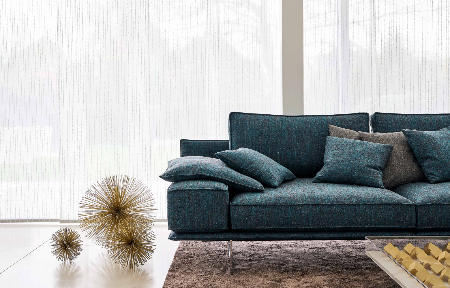 Sur le canapé, collection « Salone » en lin, coton et viscose. Voilages Twine (Jab Anstoetz Fabrics).