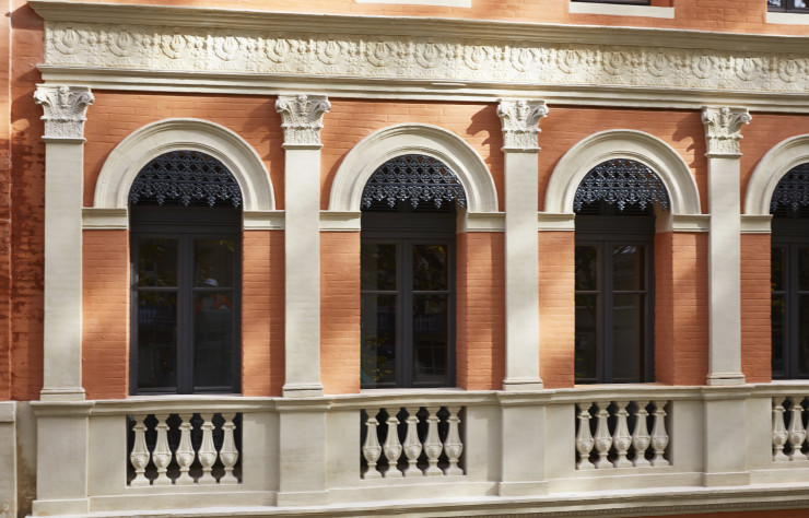 Patchwork de différents styles architecturaux, la façade construite au début du XIXe est un véritable morceau d’histoire toulousaine.