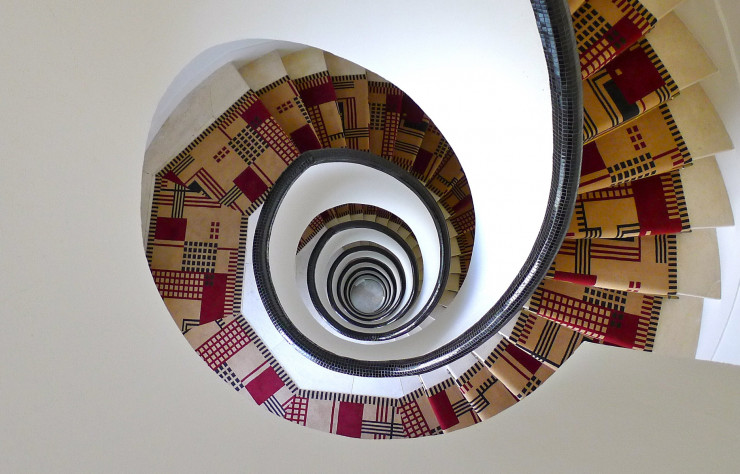 L’actuel tapis de l’escalier est une réplique exacte du modèle dessiné par Robert Mallet-Stevens, exposé au Musée des Arts Décoratifs.