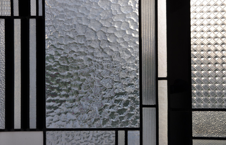 Réalisé par les ateliers de Louis Barillet, le vitrail multiplie les textures et les degrés de transparence.