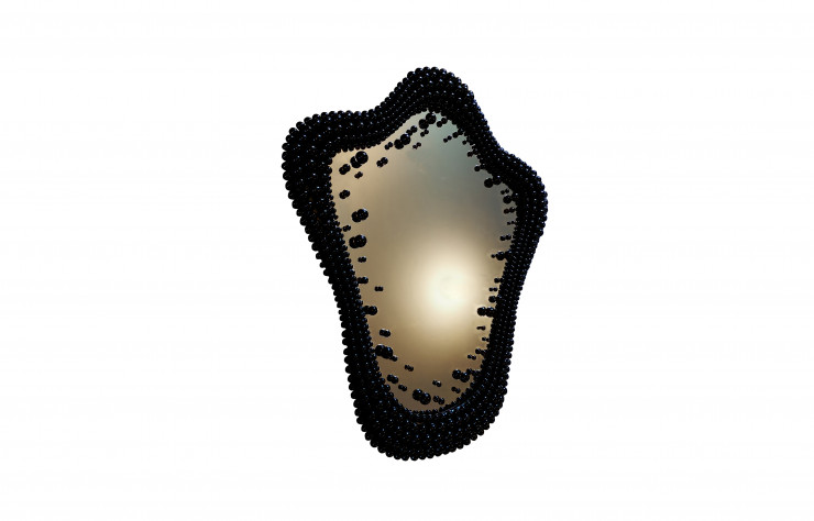 Le miroir Beluga de Mattia Bonetti est entouré de 750 perles d’obsidienne taillées à la main.