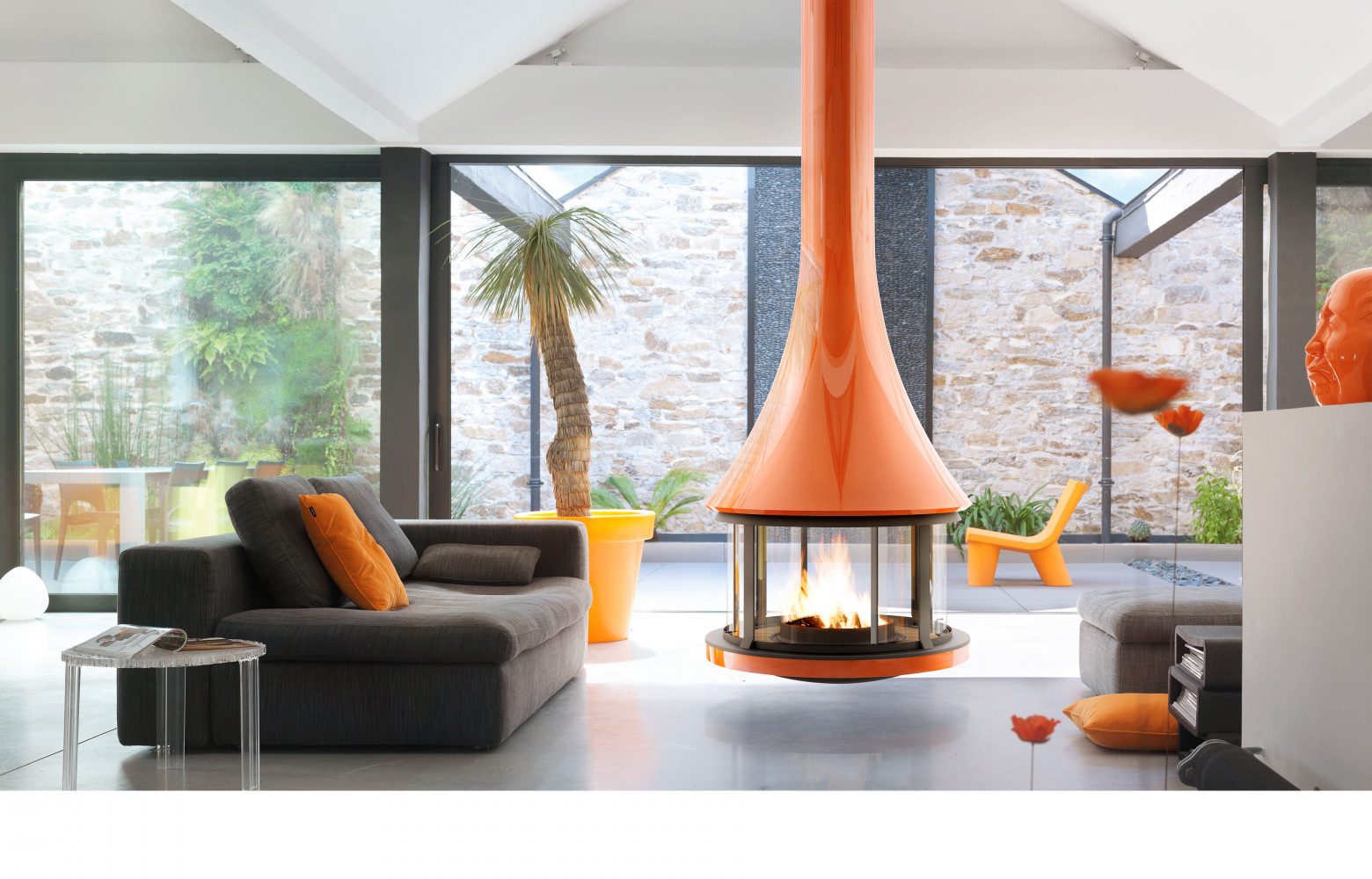 Zelia 908 est une cheminée suspendue à bûches, avec vitre panoramique et pour laquelle 180 coloris sont disponibles !...