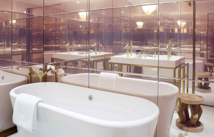 Les salles de bains sont habillées de miroirs teintés de rose.