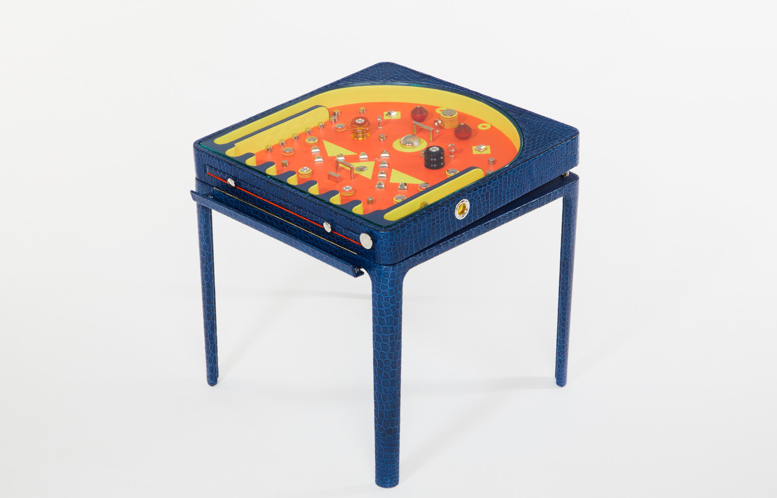 Table Flipper Dans un esprit éminemment ludique, l'atelier petit h de Hermès a ajouté à la Plate...