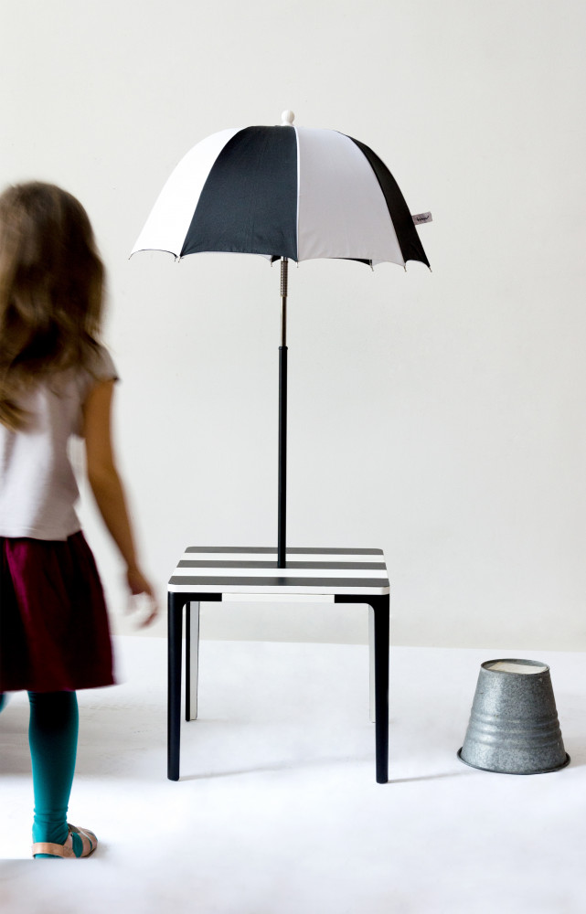 Sénéquier Inga Sempé nous emmène à Saint-Tropez avec cette table équipée d'un parasol (pour enfant !), dessinée...