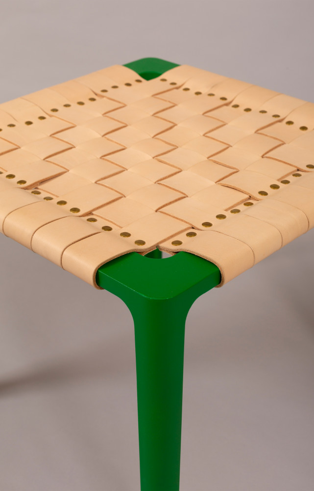 Braided Stool De la Plate Table, Ionna Vautrin a fait un tabouret avec une assise en cuir...