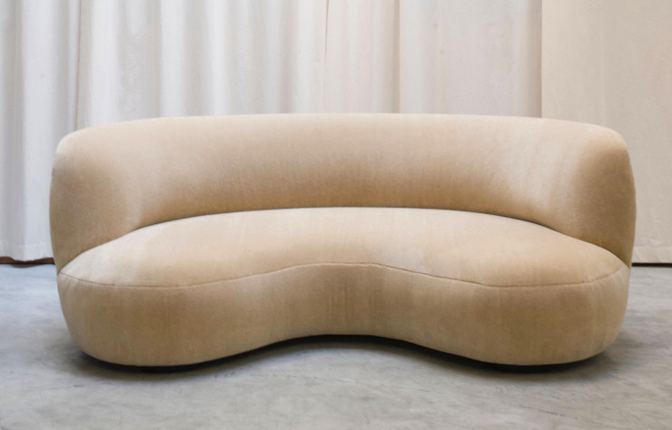 Le très rond sofa « 190 » est recouvert d’un tissu en velours de mohair Pierre Frey.