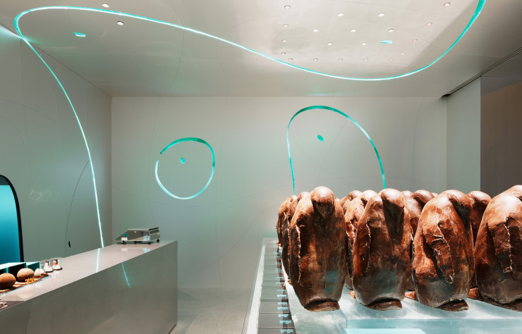 Dans la boutique Patrick Roger (2017), à Paris (VIIIe), les créations sculptées du chocolatier évoluent sur une banquise en verre.