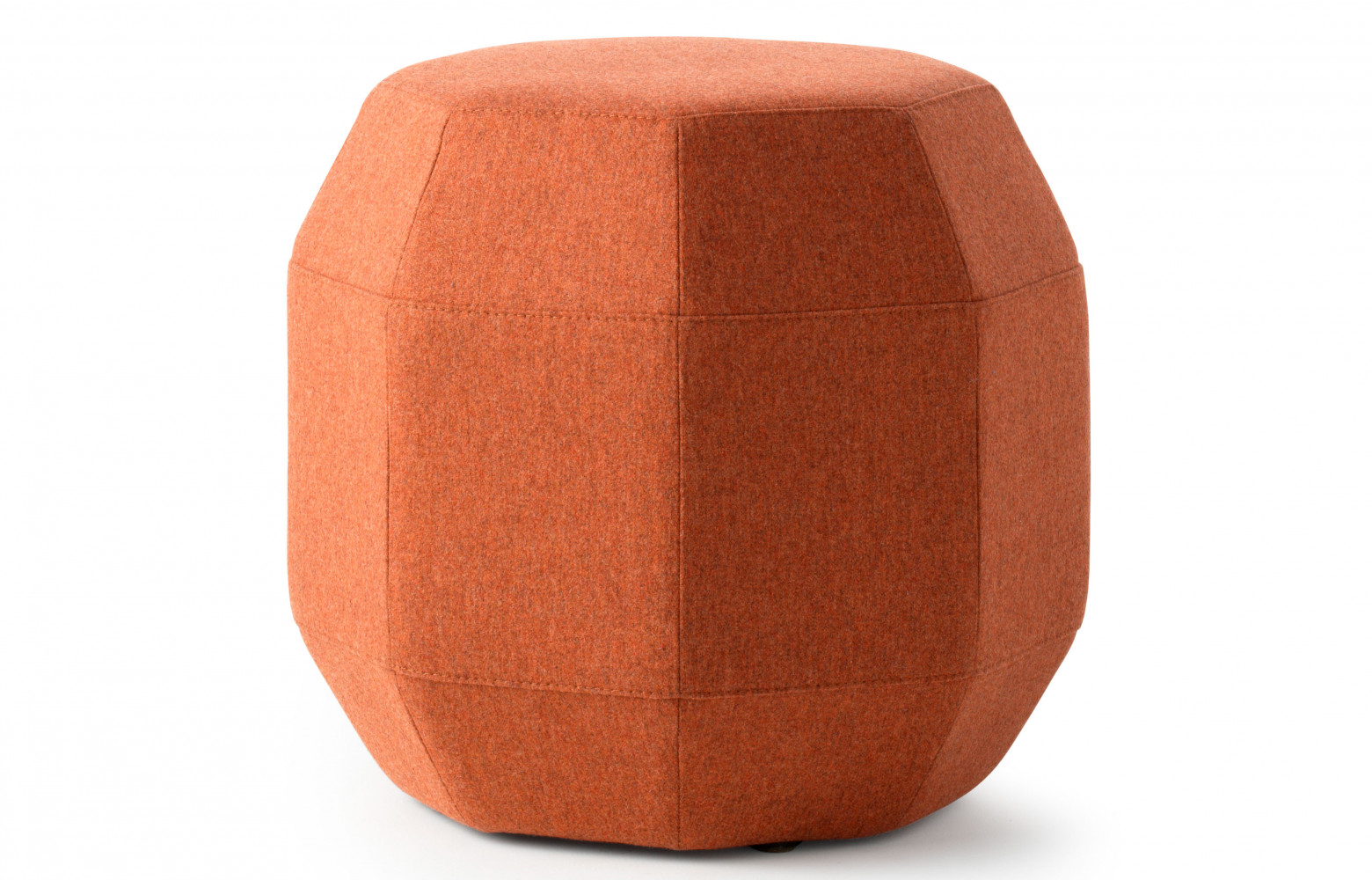 L'Amulet est un pouf octogonal recouvert de tissu ou de cuir. Grâce à sa surface lisse, il...