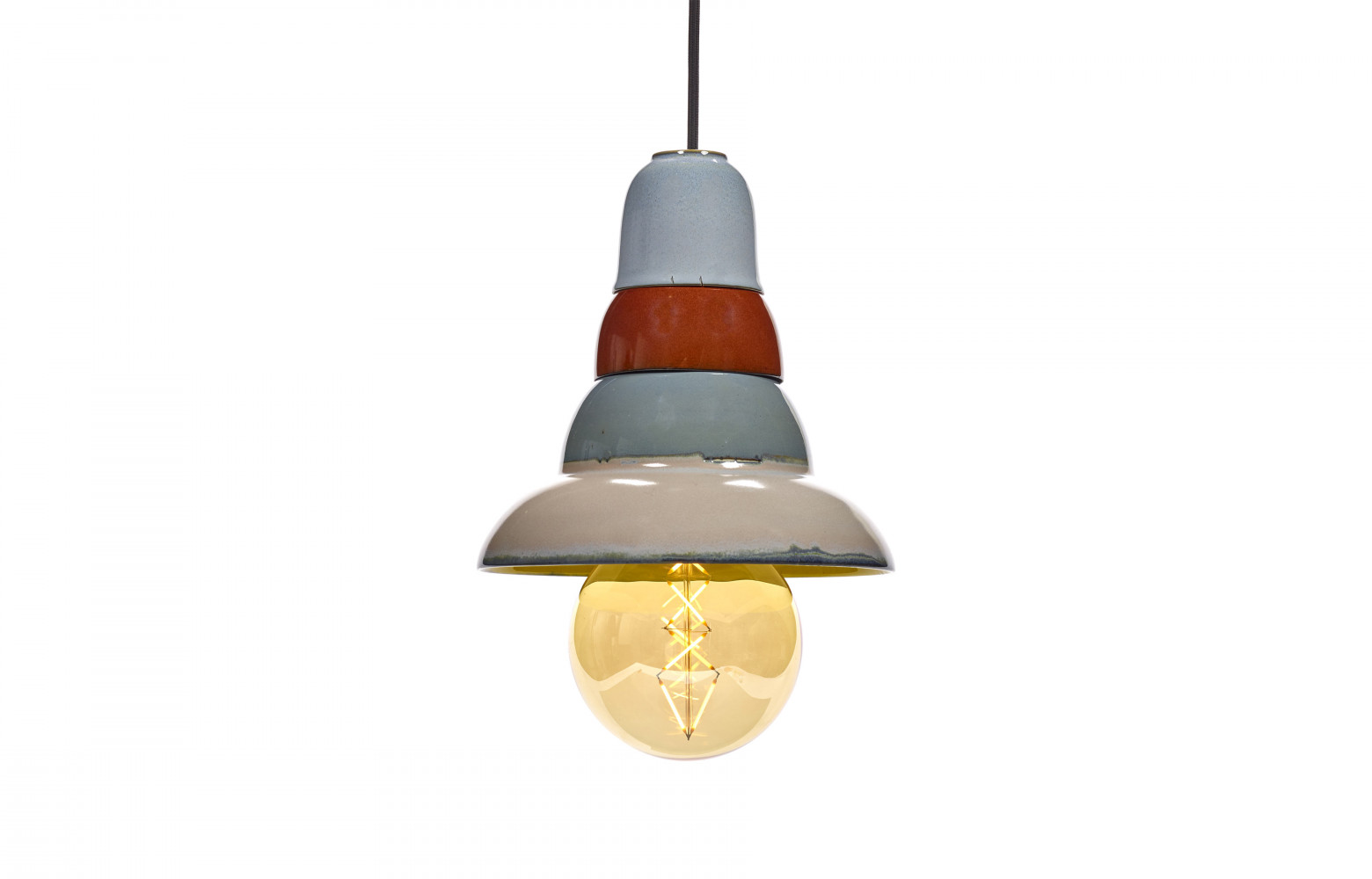 11/ Suspension « Anita » en céramique, design Anita Le Grelle, 109 €. Serax.