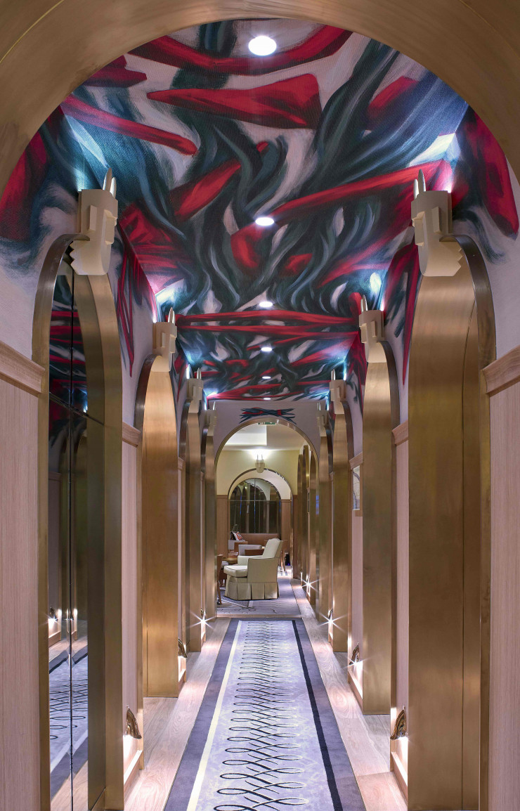 Les fresques d’Ara Starck dramatisent le couloir au rez-de-chaussée.