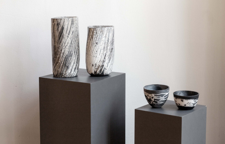 A gauche, vases de Barbara Billoud ; à droite, bols de Geneviève Chevallier.