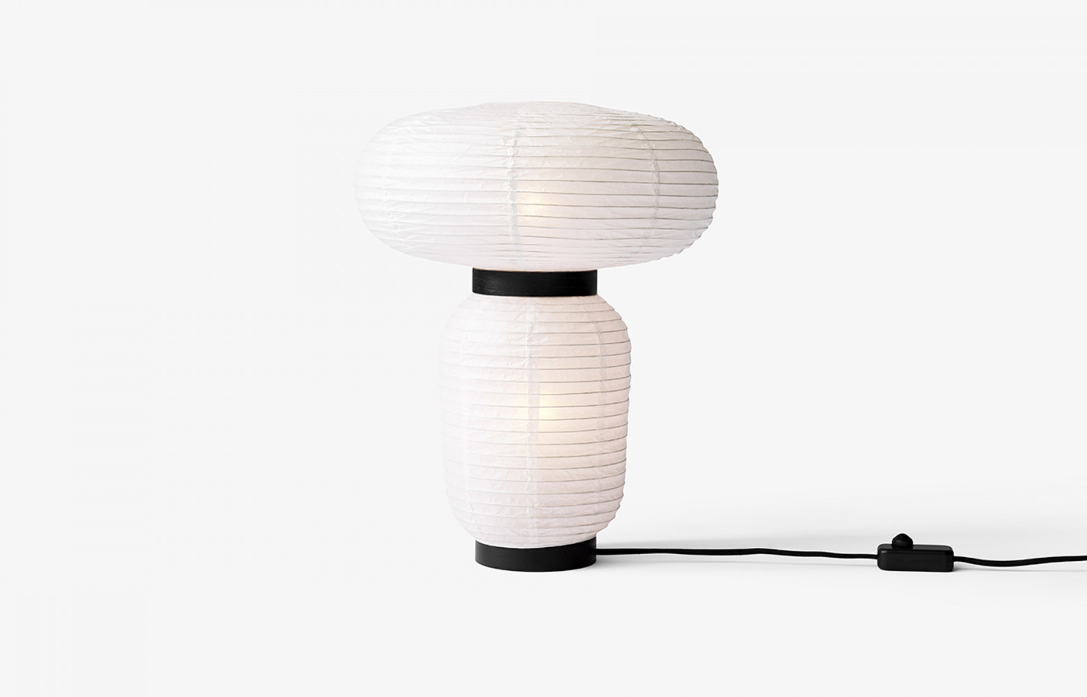 14/ Lampe à poser « Formakami » en papier blanc ivoire et chêne teinté, design Jaime Hayón, 217 €....