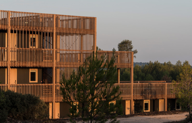 La résidence hôtelière se distingue par son vocabulaire architectural qui met l’accent sur le bois.
