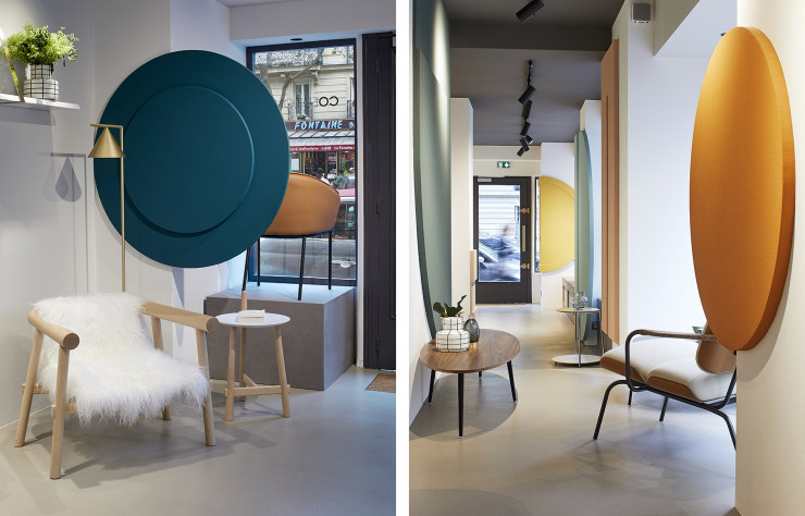 A gauche, Fauteuil « Altay » blanc et guéridon « Altay », design Patricia Urquiola. A droite, table basse ovale « Soho », design Coedition Studio. De dos, fauteuil « Bluemoon », design Patrick Jouin.