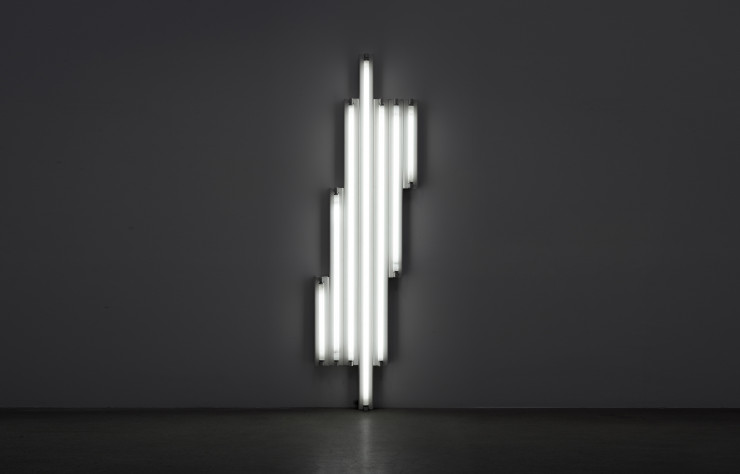 « « Monument » for V. Tatlin » (1967), de Dan Flavin. Composition faite de néons fluorescents blancs.