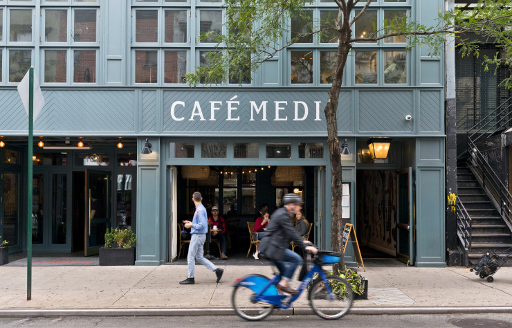 Dans le Lower East Side, quartier en plein bouleversement, le Café Medi s’est fait une place de choix.