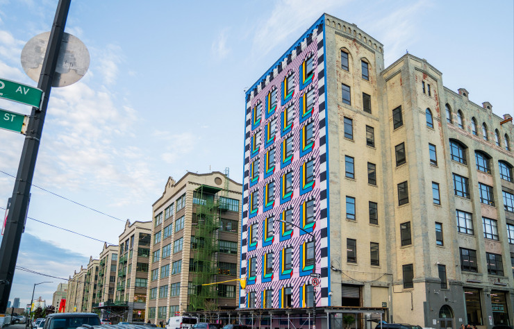 Industry City à Brooklyn et sa façade décorée par l’artiste française Camille Walala à l’occasion de Wanted Design 2018.