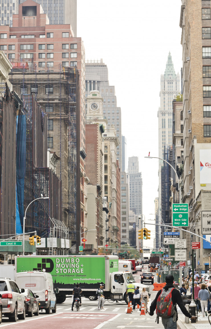 Broadway, longue avenue de Manhattan, ici au carrefour de Chinatown, Little Italy et SoHo, avec en ligne de mire le Woolworth Building, l’un des plus anciens gratte-ciel de la ville.