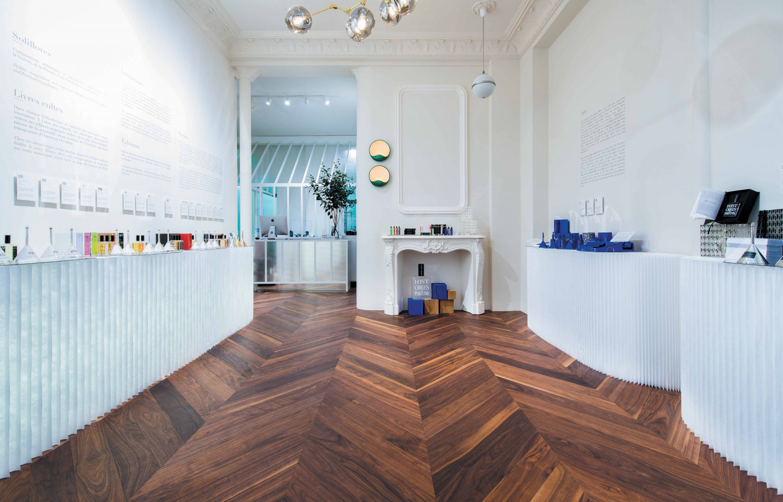 Parquet point de Hongrie en noyer américain contrecollé, collection « Les Couleurs du Temps » (Emois et Bois).