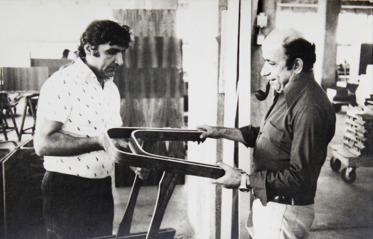 A droite, Khalil Khoury, en pleine discussion avec l’un des artisans de son atelier.