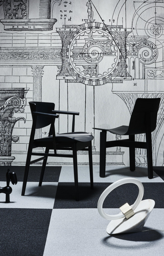 Panneau panoramique « Antiqua », design Ctrizak (Wall & decò). Chaise avec accoudoirs « NO1 » en bois laqué noir (à...
