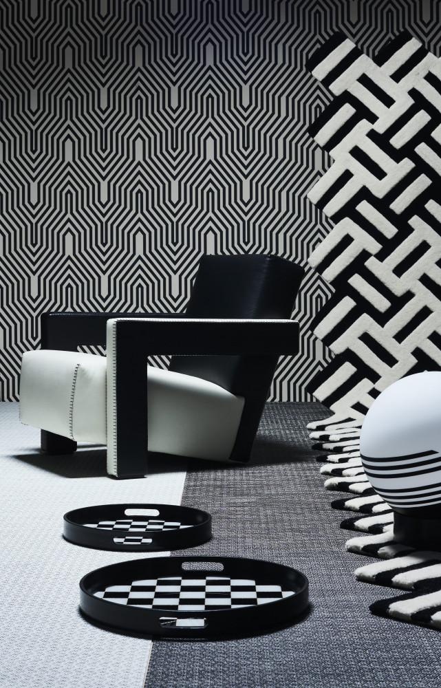 Papier peint « Minaret » (Osborne & Little). Sur le tapis de couloir « Cross » en laine, design Anatole Royer...