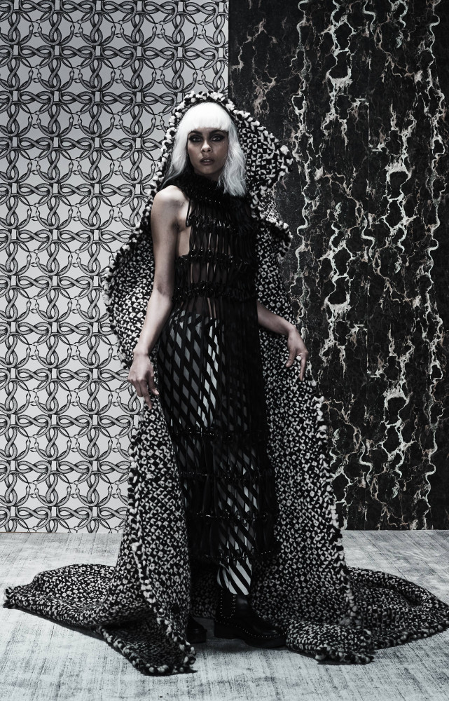 Papiers peints « Portor » (à droite) et « Ouroboros » (à gauche) (Pierre Frey). Tapis « Waan », design Dienke Dekker (Gan...