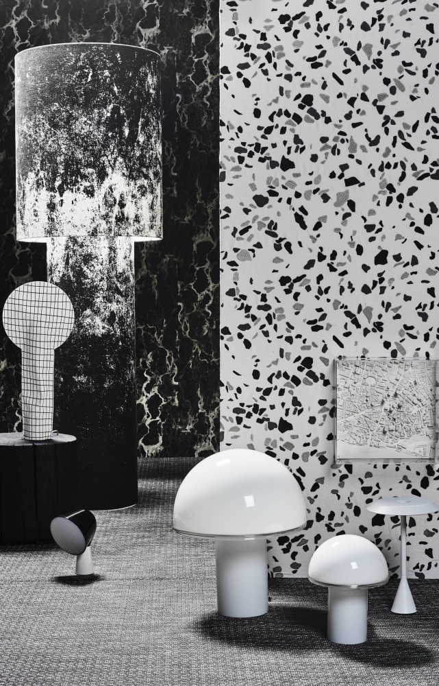 Papier peint « Portor » (à gauche) (Pierre Frey). Fixé sur le tissu brodé « Terrazzo » en polyester, coton, viscose...