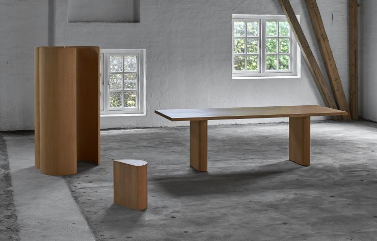 Tabouret, paravent et table « Halfway Round » du designer Michael Anastassiades. Ces pièces de mobilier sont fabriquées en pin de l’Oregon, en édition limitée.