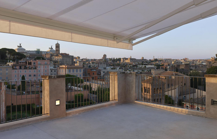 Au dernier étage, la terrasse jouit d’un panorama exceptionnel sur Rome.