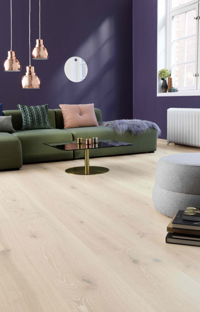 Parquet en chêne contrecollé Oak Champagne à lames larges (28 cm), avec veines et nœuds apparents, collection « Élégance »...