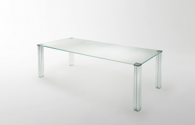 Pour Glass Italia, Jean Nouvel a signé Cryptée, une table en verre striée (2018).