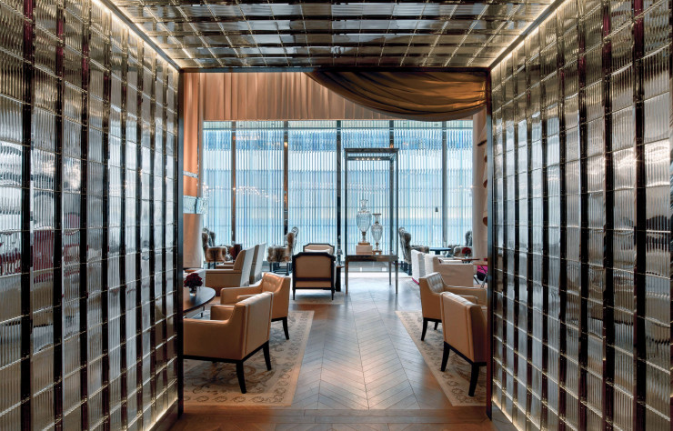 Verre et bois, tissus drapés et cuir… Le luxe réside dans la matière au Baccarat Hotel de New York.