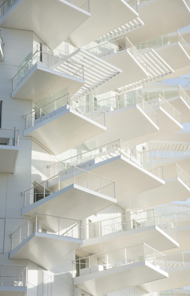 Chaque appartement a accès à l’extérieur avec les balcons constituant les branches de l’Arbre blanc.