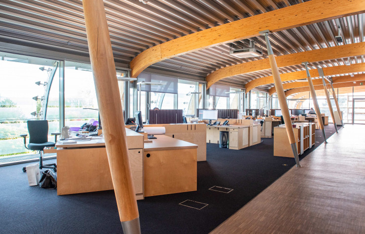 Les bureaux sont équipés des luminaires qui composent l’offre « Office ». Ici, un modèle XT-A surplombe le bureau. Parmi les nouveautés, Tobias Grau propose désormais XT-A Single, fixé directement aux bureaux. Il a reçu l’iF Design Award 2018.