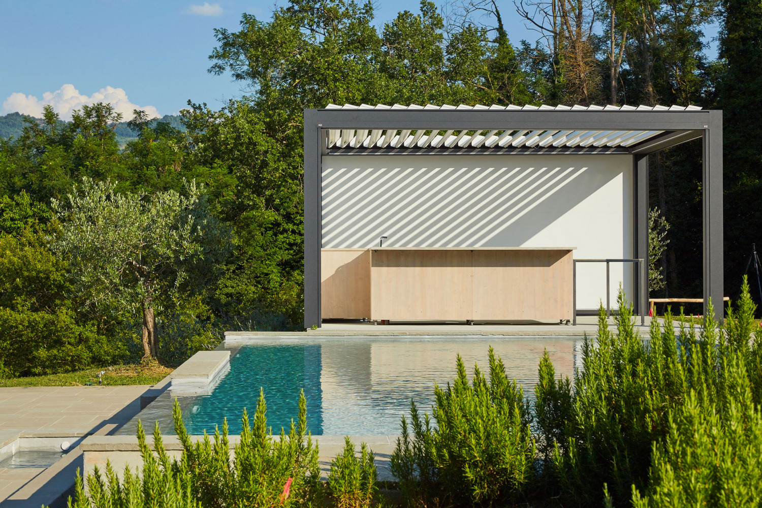 5. Pergola Kedry Prime, KE Outdoor Design Les lames orientables, un mobile d’achat. Autre preuve de la...