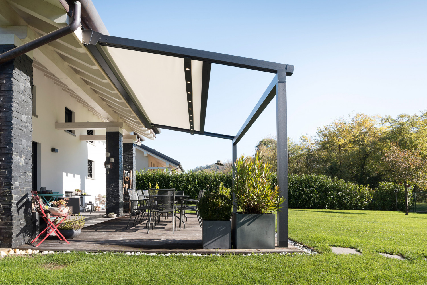 7. Pergola XTESA PLAIN, KE Outdoor Design Un système de membrane à enroulement, et un encombrement en...