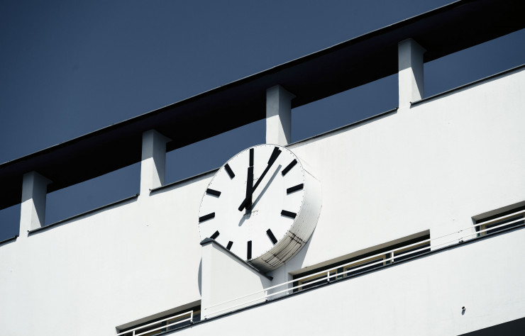 Horloge publique dans la Weiße Stadt.