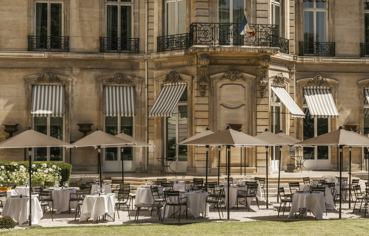 La terrasse du restaurant Apicius, équipée de la fameuse collection « Luxembourg » de Fermob.