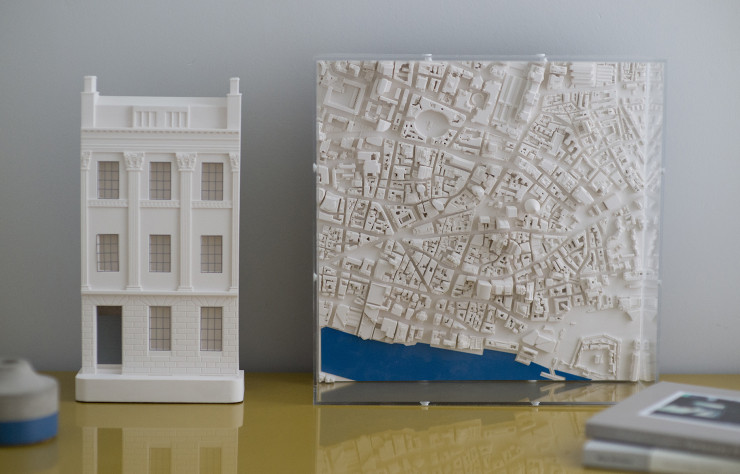 A droite, le quartier de la City de Londres à l’échelle 1:5000, soit un plan en 3D de 30 x 30 cm appartenant à la série de paysages urbains « Blue River » (du nom de la petite touche colorée…).